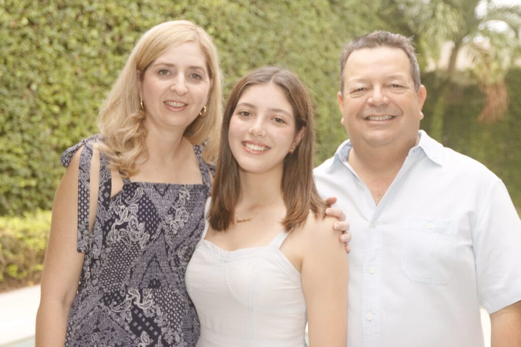 Ena María Ancona Baqueiro junto a sus padres, Ena Baqueiro Rodríguez y Mauricio Ancona Millán