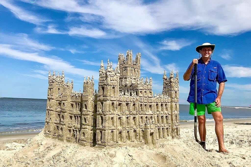 Dylan Mulligan, conocido como el hombre de arena de Georgia, construyó una réplica de castillo Highclere que aparece en la serie Downton Abbey. Su creación la realizó en la playa Gould's Inlet, en la isla Saint Simons, en Georgia. Le tomó siete horas y contiene unos cien galones de agua.