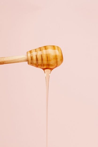 La miel de abeja es un endulzante natural.