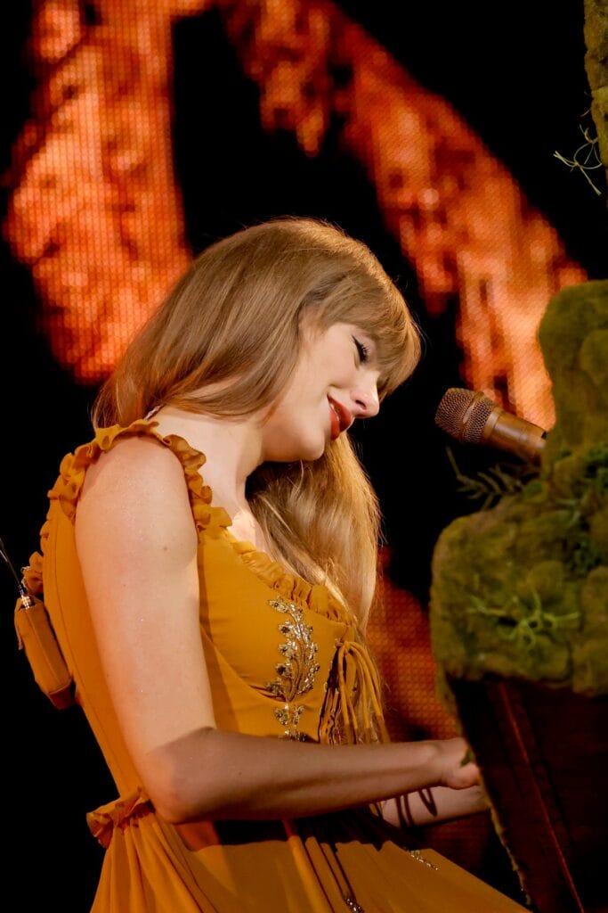 Taylor Swift sabe tocar la guitarra y el piano. 