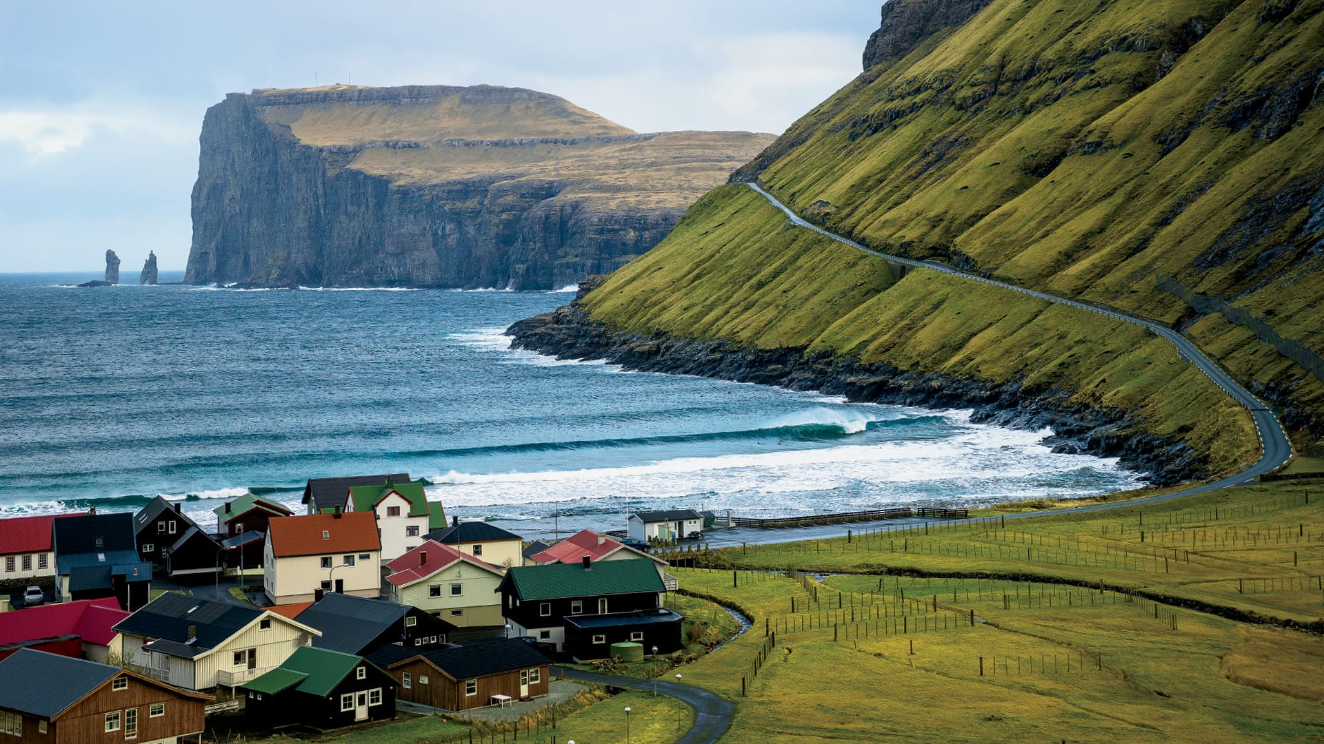 A medio camino entre Noruega e Islandia, en el Atlántico Norte, emergen las 18 islas rocosas del archipiélago de las Feroe.