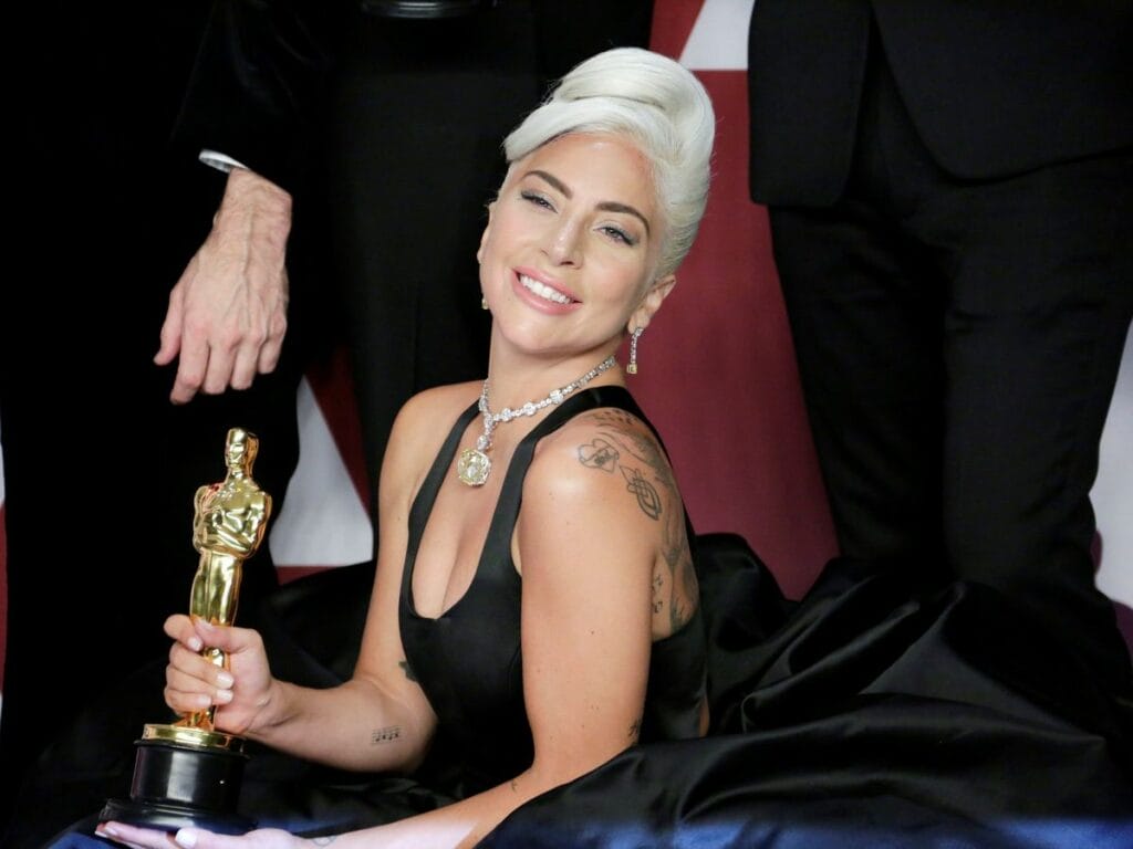 Gaga con su primer premio Óscar.