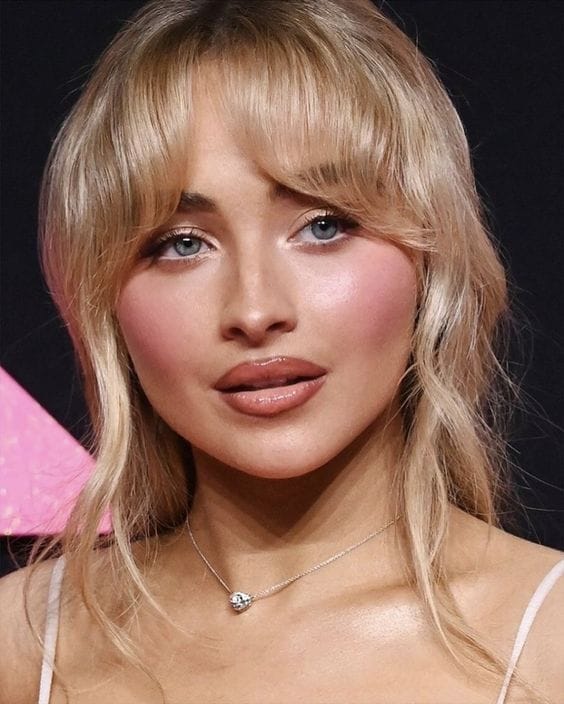 Sabrina Carpenter aprende 3 técnicas de maquillaje